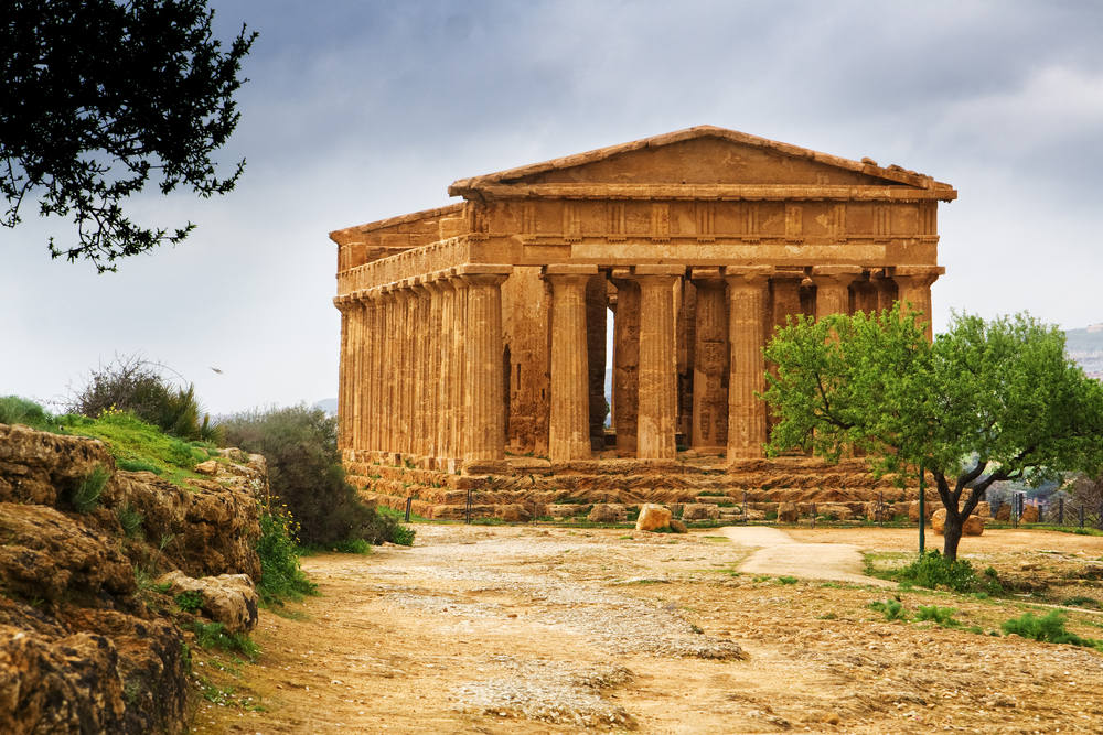 Extraordinary-greek-temple-in-the-Valley-of-the-Temples-in-Agrigento-Sicily